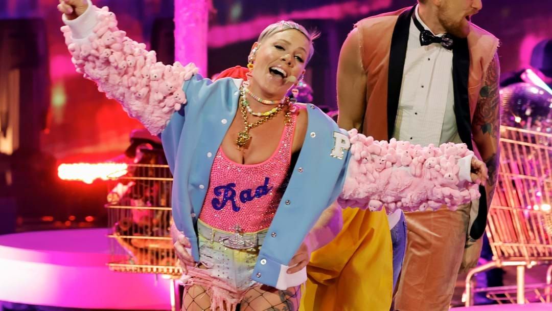 P!nk Wows The American Music Awards Crowd By Rollerskating And, p!nk