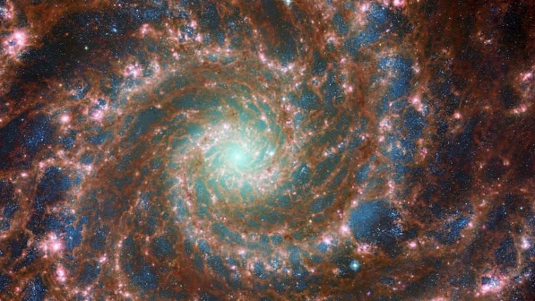 La imagen del encabezado del artículo del telescopio James Webb captura los colores brillantes de la galaxia fantasma